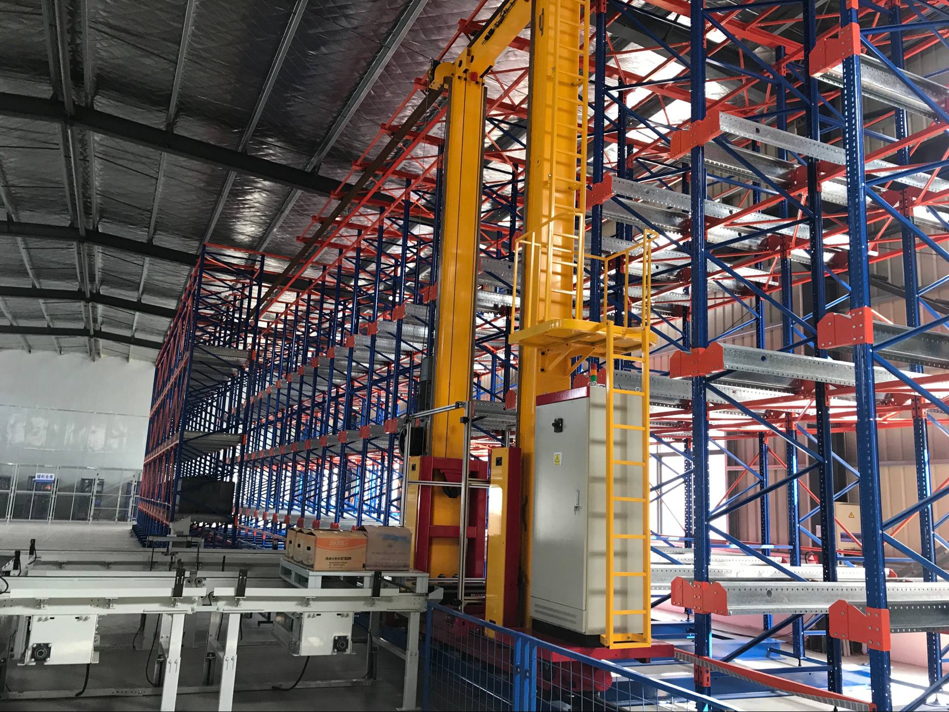 现代仓储 “黄金组合”：堆垛机与穿梭车高效运作之道