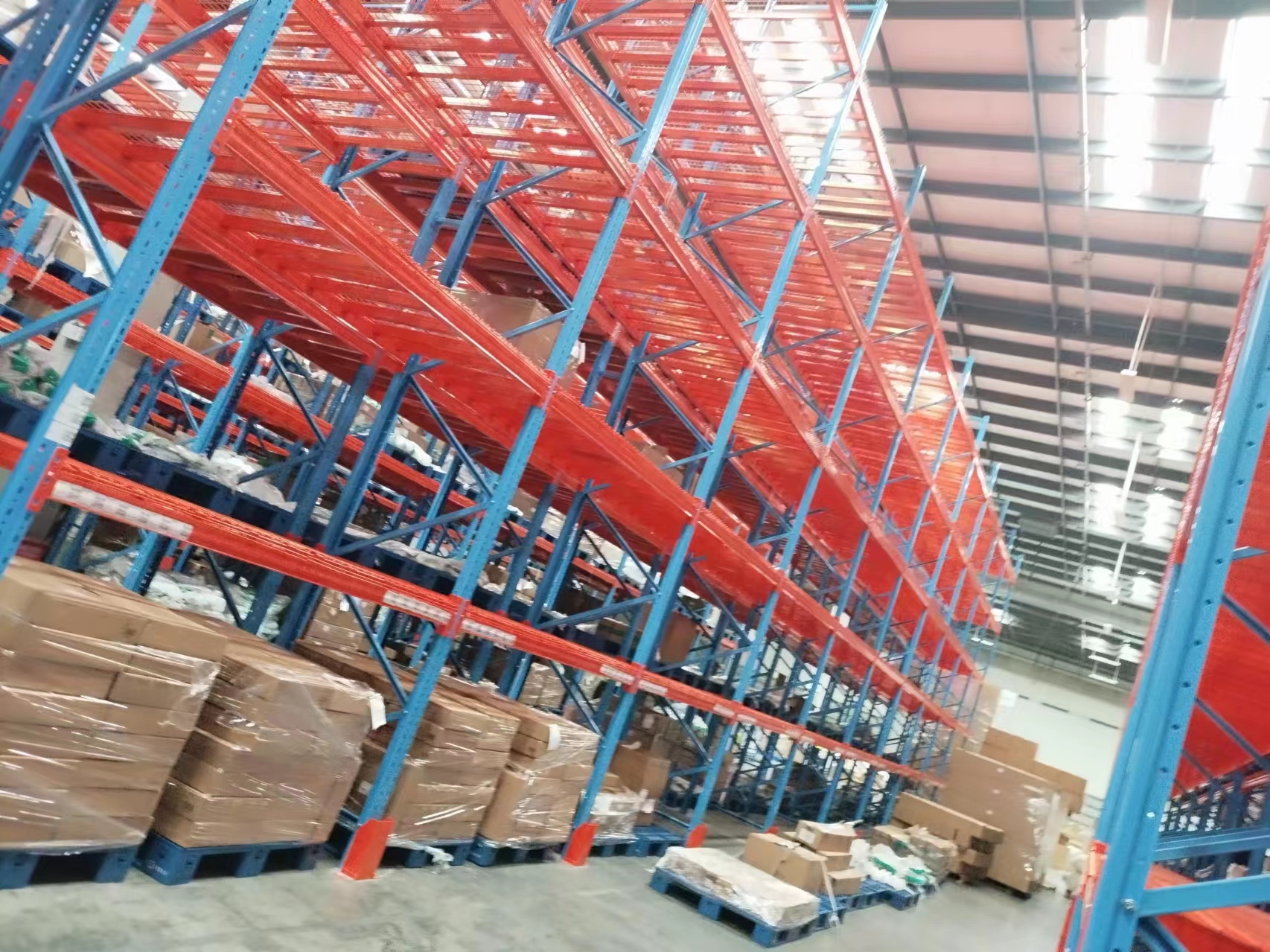 横梁式货架 ：高效仓储的 “空间魔法师”