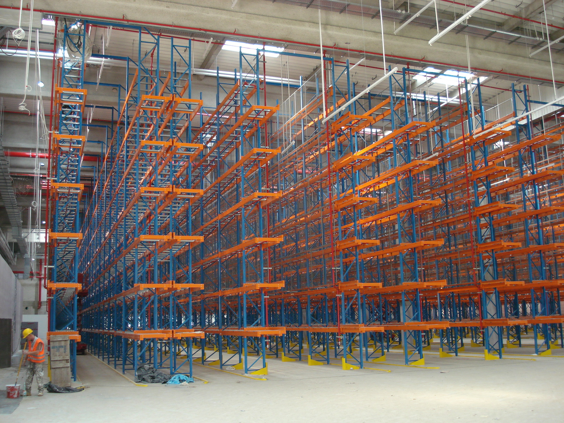 窄巷道货架：高密度仓储场景下的空间优化解决方案