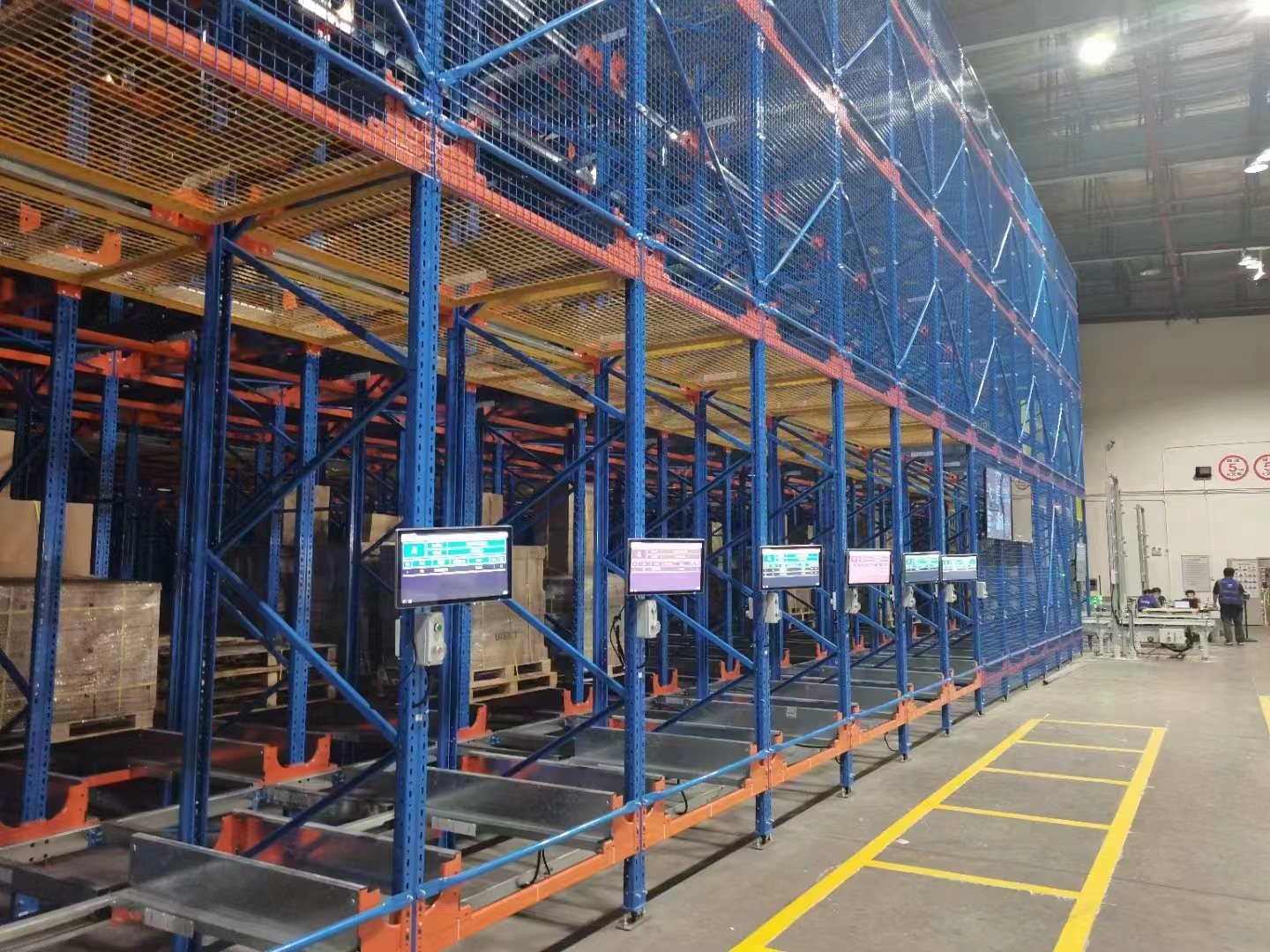 四向车自动化仓库：极速电竞网页版的柔性解决方案