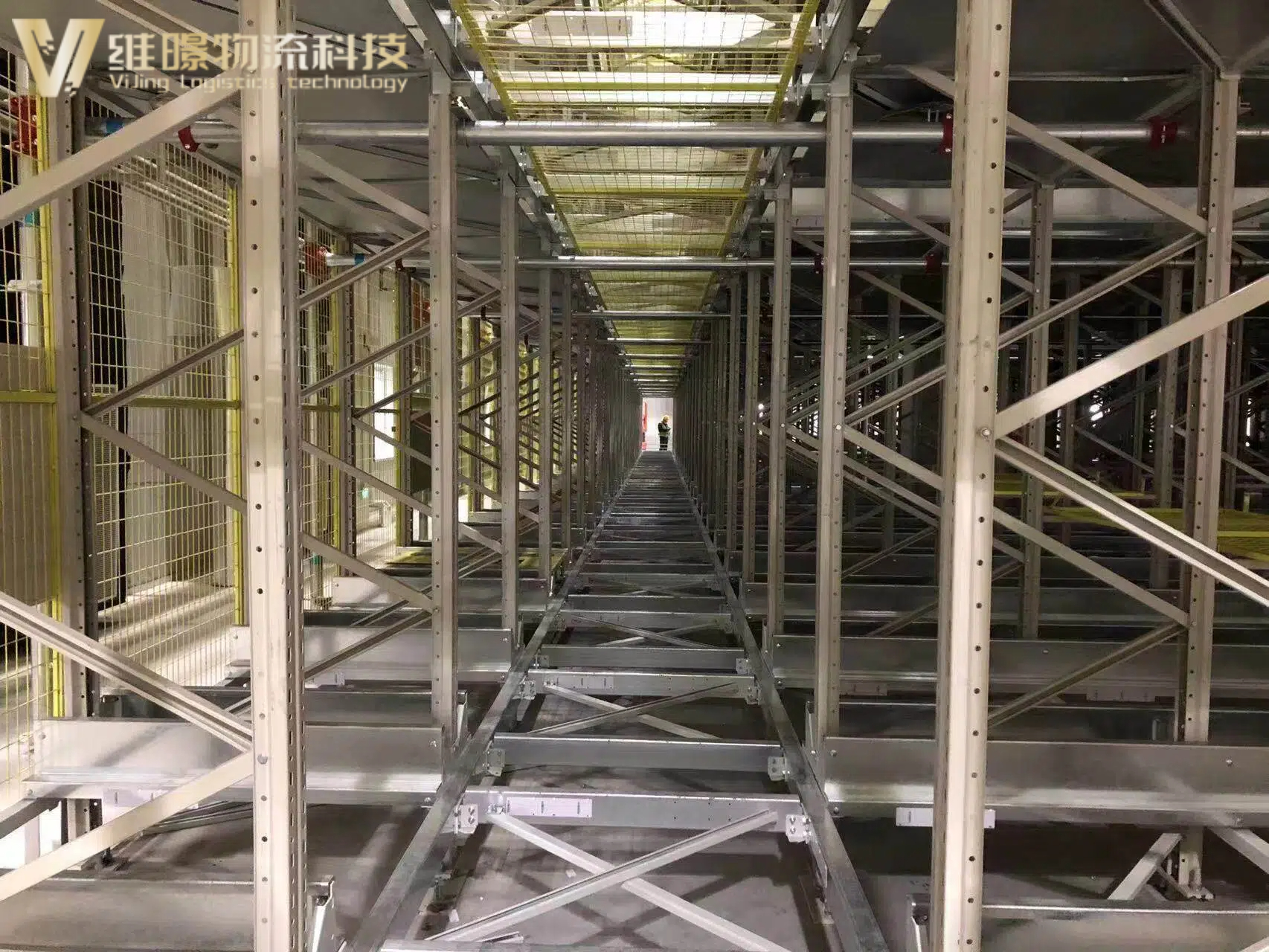 四向穿梭车自动化仓库：快消品行业的效率引擎