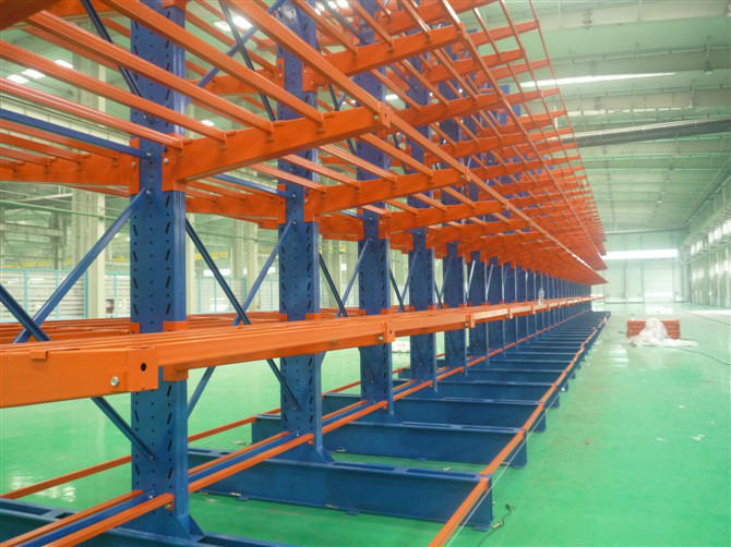 悬臂货架的核心构造：为长物料量身定制的“专属货架”